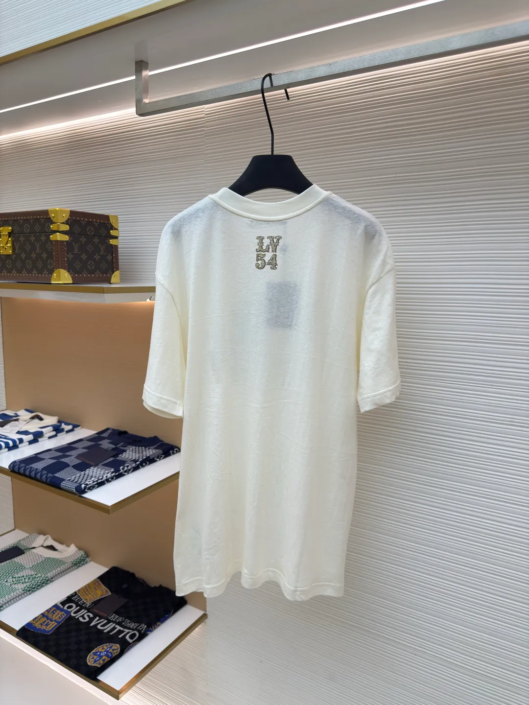 LOUIS VUITTON Snowflake cotton metal diamond T-shirt ●Authentic product: 8750 purchased for development ●Item number: 1680091-A35 ●Fabric: slub pattern snowflake cotton fabric ●Technology: glue printing ●Version: fitted version ●Weight: about 175 grams ●Size: XS-S-M-L ●Description: The fabric is made of slub pattern snowflake cotton fabric, matched with 32s double yarn 1*1 cotton horizontal machine to weave wide ribs. The front and rear panels are printed with eight-claw machine screen glue + local digital direct injection printing. The letter positions are manually swept with powder. High-quality diamonds imported from the Middle East are ironed, and bronze crown diamonds are imported from South Korea. The overall wiring is straight and delicate, the fabric is comfortable and soft, and the color is consistent without color difference. It can be matched with the same style to create a fashionable look and control various occasions. Customized accessories, complete with three standards, same style for men and women!